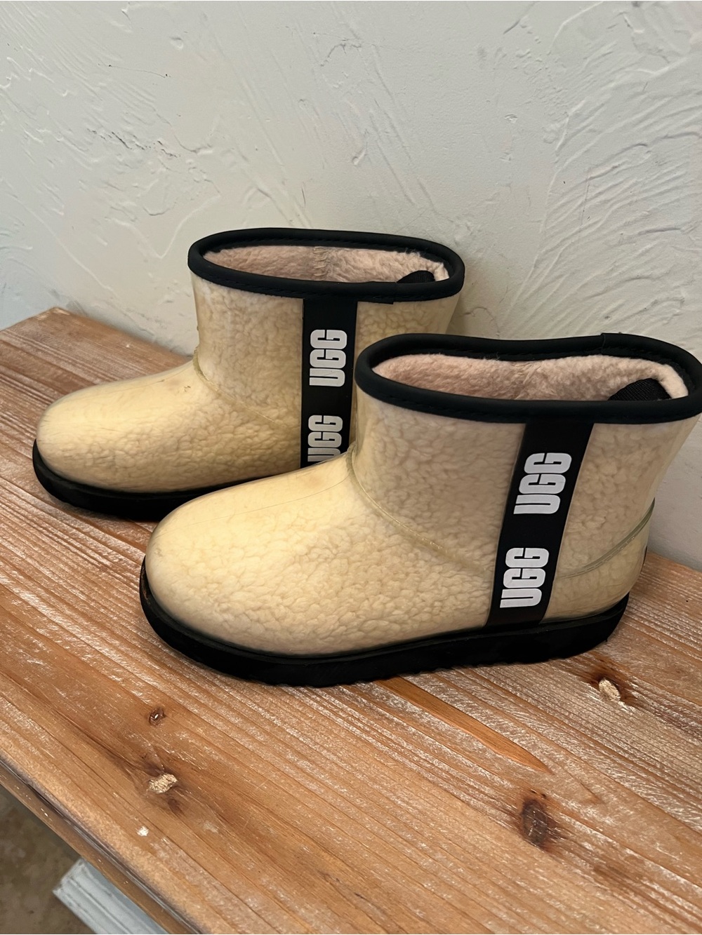 UGG Kids Clear Mini ll Boots Natural/Black. Size 4